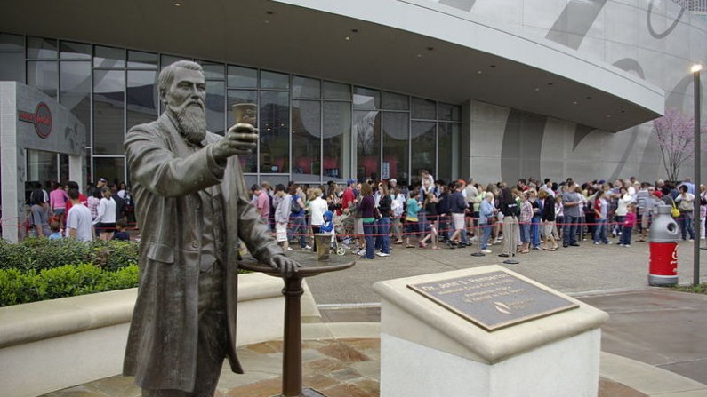 The World of Coke Museum in Atlanta, Georgia, where people line up outside in this Sept. 19, 2011 photo. (Samuel Mann via Wikimedia Commons)