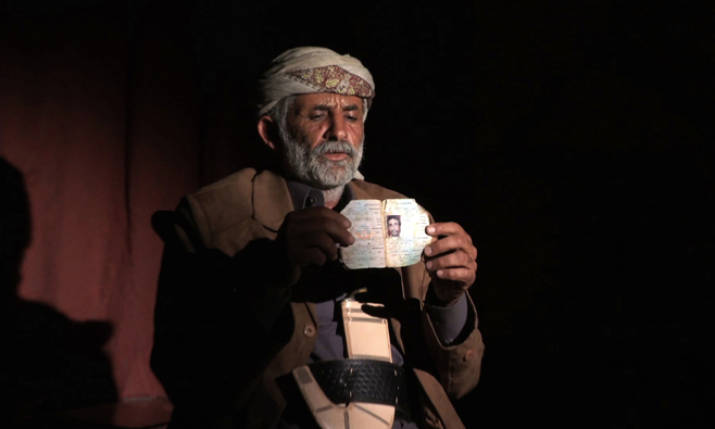 Abdullah Muhammad al-Tisi of Yakla holds a photo of his son Ali Abdullah Mohammed al-Tisi, who was killed in a US drone strike outside Rad`a, Yemen on December 12, 2013. (Photo: Human Rights Watch)