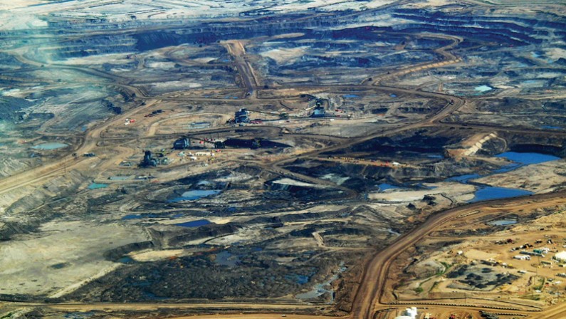 A tar sands mining operation sprawls in Alberta, Canada. (Photo/Howl Arts Collective via Flickr)