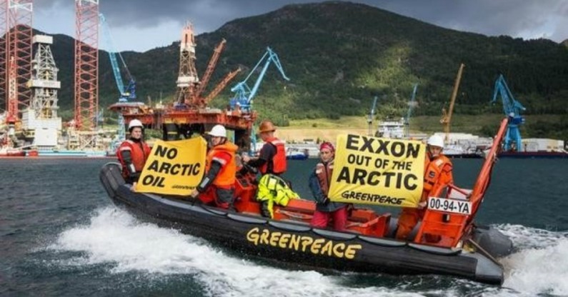 Protesters from Greenpeace in the water outside the rig yard in Ølen, western Norway. (Photo: Greenpeace)