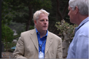 Lewis Shepherd (izquierda), entonces oficial superior de tecnología en la Agencia de Inteligencia de Defensa del Pentágono, hablando con Peter Norvig (derecha), reconocido experto en inteligencia artificial y director de investigación de Google. Esta foto es de una reunión del Highlands Forum en 2007.