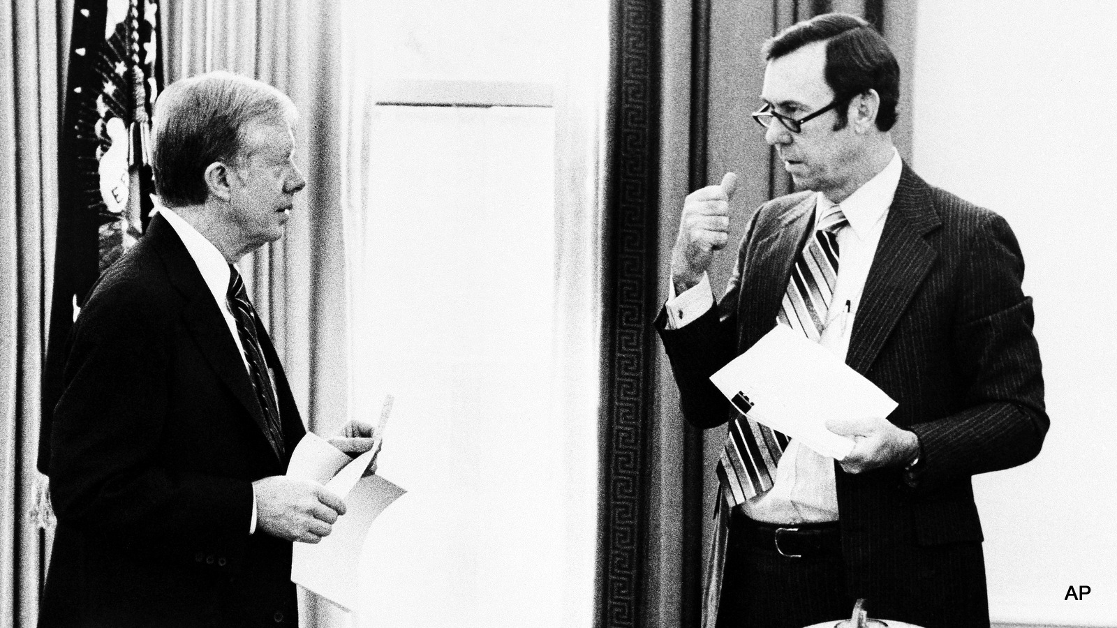 President Carter gets a last minute briefing by Gary Sick, right, an Iranian expert, in the Oval Office at the White House on Tuesday, Jan. 20, 1981 in Washington on the latest on the release of American Hostage held in Iran. (AP Photo/POOL)