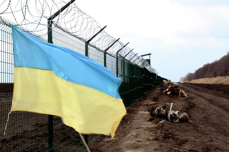© AP PHOTO/ INNA VARENYTSIA A Ukrainian national flag is attached to the fence on the Ukrainian-Russian border near Hoptivka, Kharkiv region, eastern Ukraine