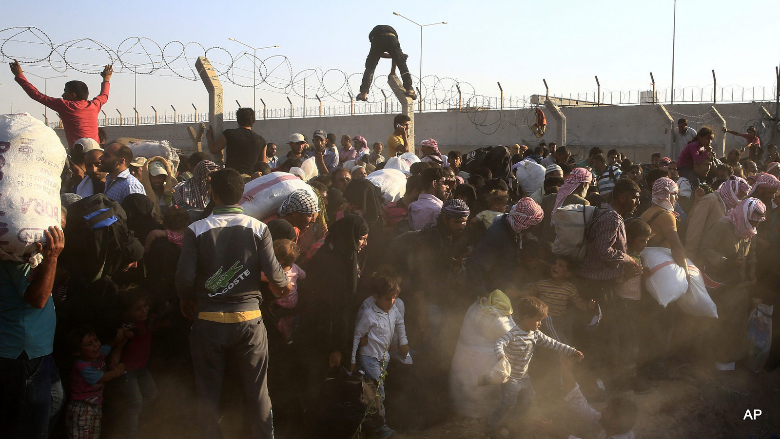 Syrian refugees cross into Turkey from Syria