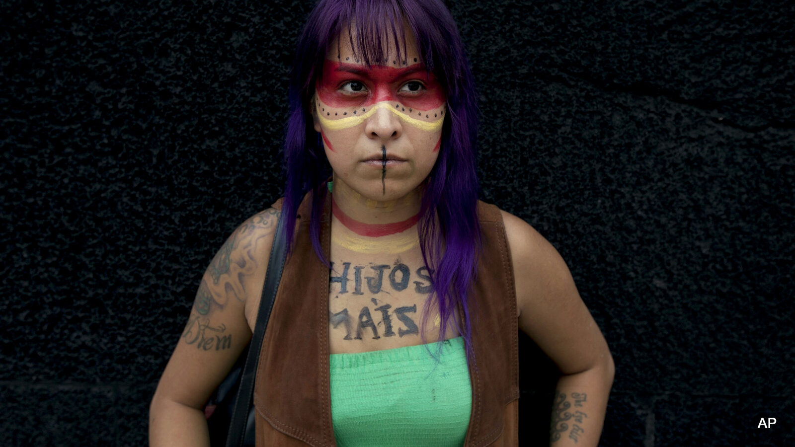 A woman with the Spanish words "Children of the corn" written on her chest