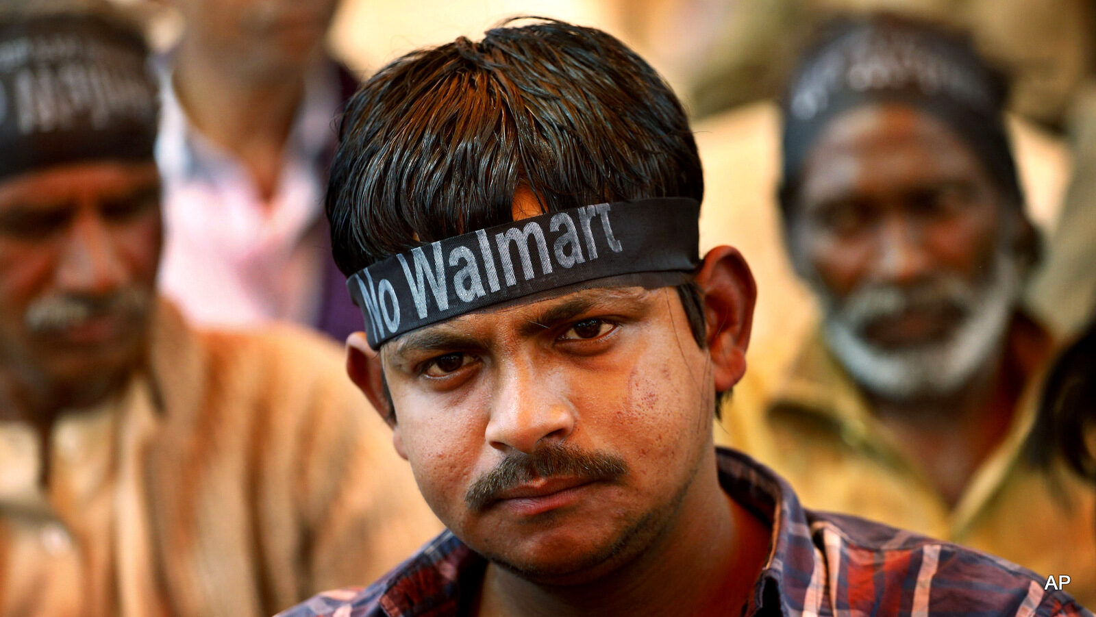 Traders and their dependents attend a rally to protest against foreign direct investment (FDI) in the retail sector in New Delhi, India