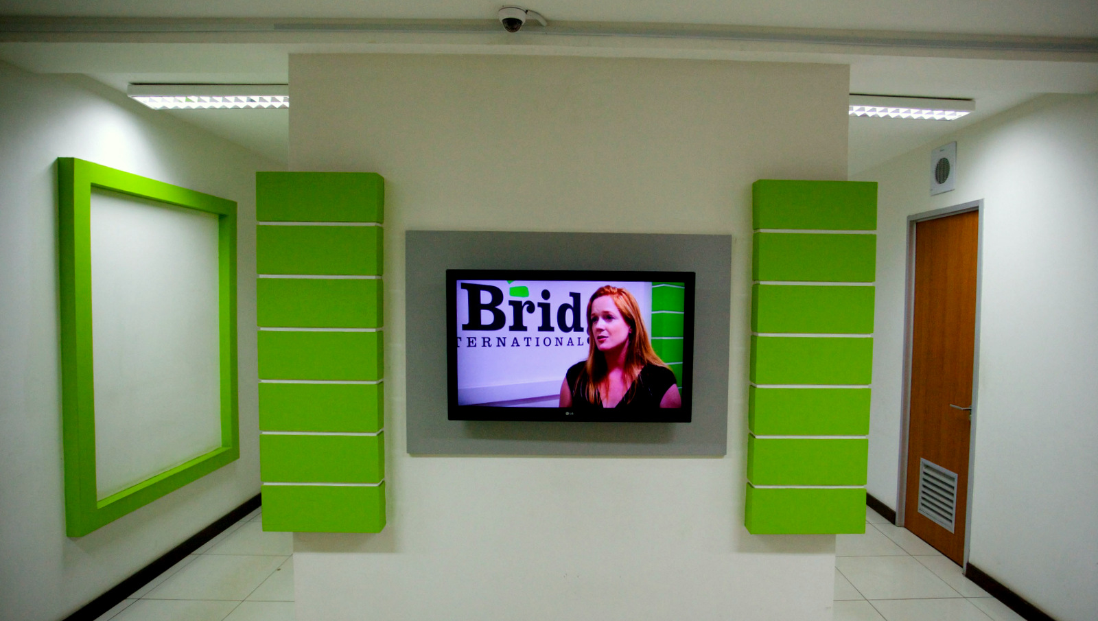 El cofundador de Bridge, Shannon May, en un monitor de video en la sede de la compañía en Nairobi. (Frederic Courbet / NPR)