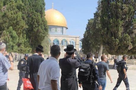 Settlers Continue to Raid Al-Aqsa, 2 Female Students Detained