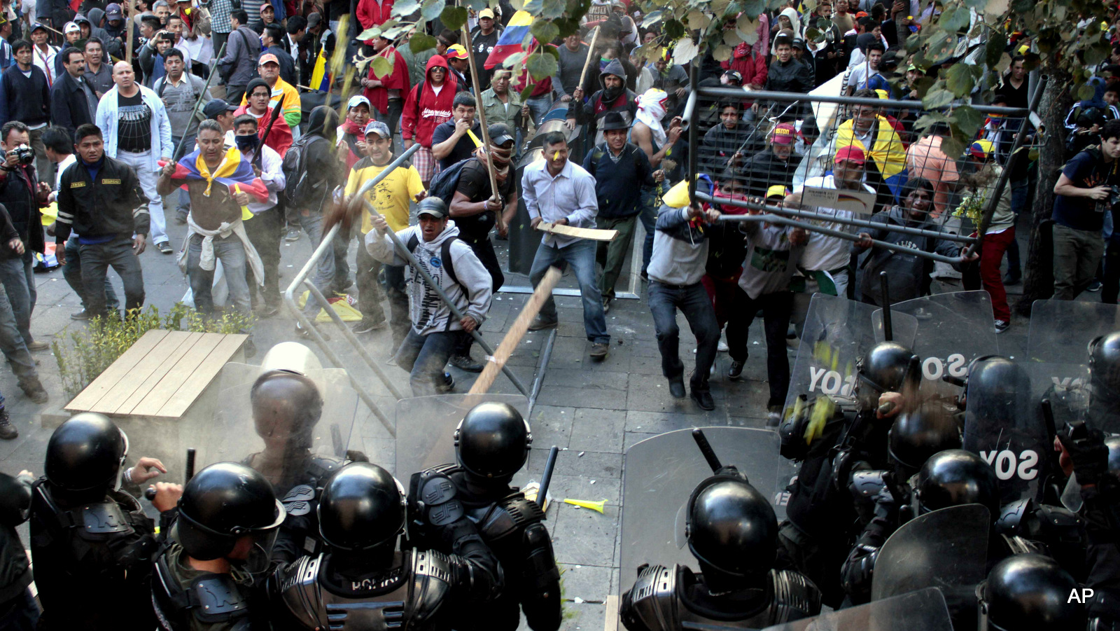 Manifestantes chocan con la policía cerca del palacio de gobierno en Quito, Ecuador