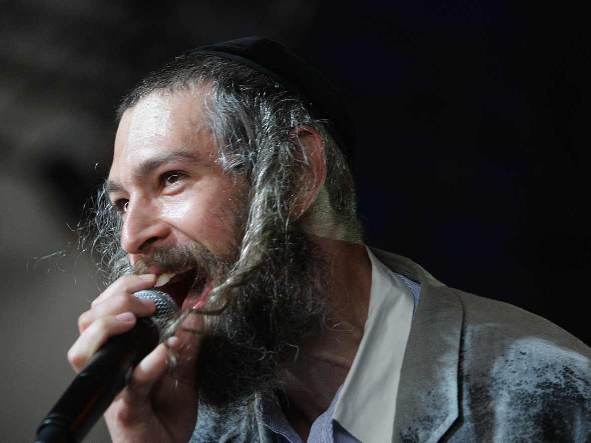 Orthodox Jewish rapper/reggae artist Matisyahu in 2013, before shedding his glasses, long pais sideburns, excess weight and signature beard.