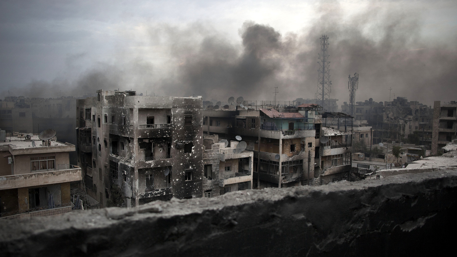Smoke rises over Saif Al Dawla district in Aleppo, Syria, Tuesday, Oct. 2, 2012 .(AP Photo/ Manu Brabo)