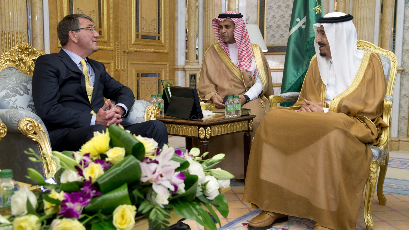 U.S. Defense Secretary Ash Carter, left, meets with Saudi Arabian King Salman bin Abdul Aziz, right, at Al-Salam Palace in Jiddah, Saudi Arabia, Wednesday, July 22, 2015.(AP Photo/Carolyn Kaster, Pool)