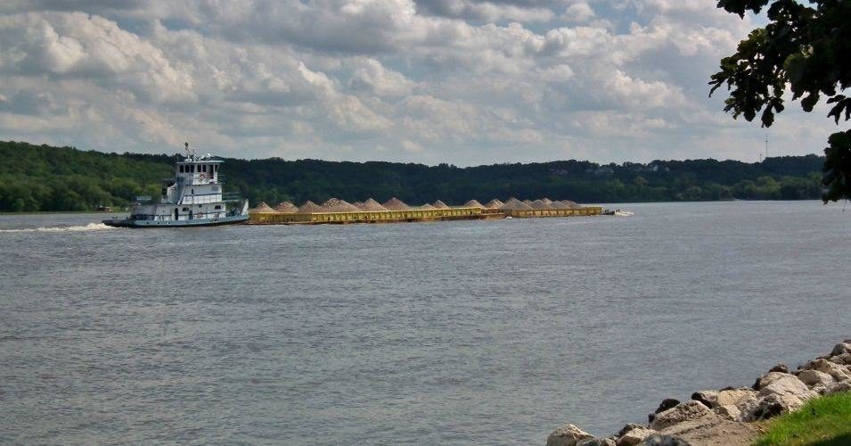 A barge heads down the Mississippi in Iowa. (Photo: Neal Wellons/flickr/cc)