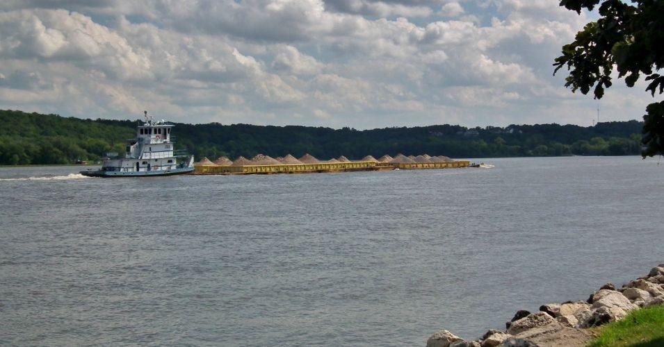 A barge heads down the Mississippi in Iowa. (Photo: Neal Wellons/flickr/cc)