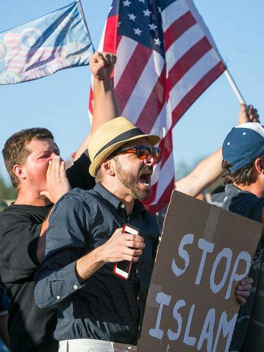 Anti-Islam protesters gather outside a mosque May 29, 2015, in Phoenix.(Photo: Michael Schennum, The Arizona Republic)