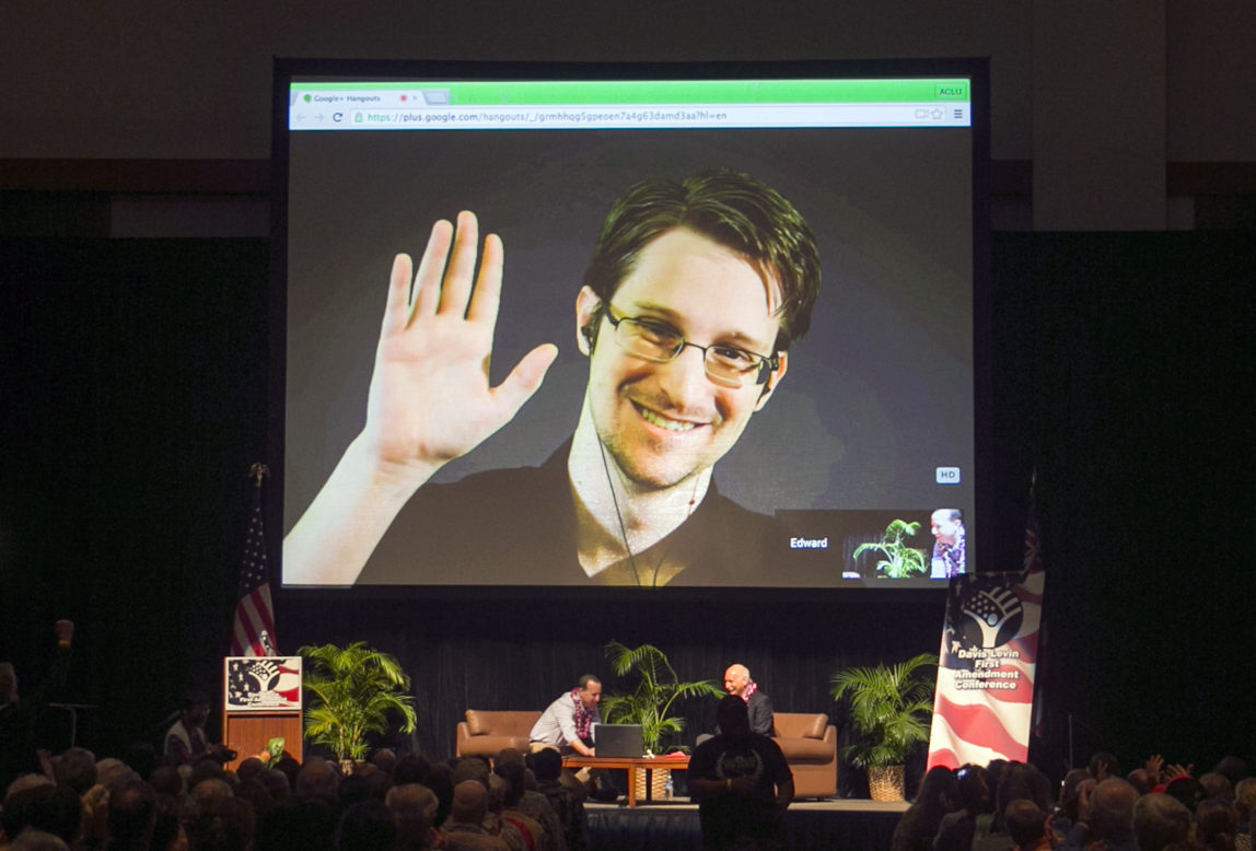 Edward Snowden aparece en un video en vivo desde Moscú en un foro patrocinado por la Unión Americana de Libertades Civiles (ACLU) en Hawaii, el 14 de febrero de 2015. El exempleado de la Agencia de Seguridad Nacional (NSA) que dio a conocer documentos secretos sobre espionaje abrió su cuenta en Twitter el 29 de septiembre de 2015. (Foto AP/Marco Garcia, File)