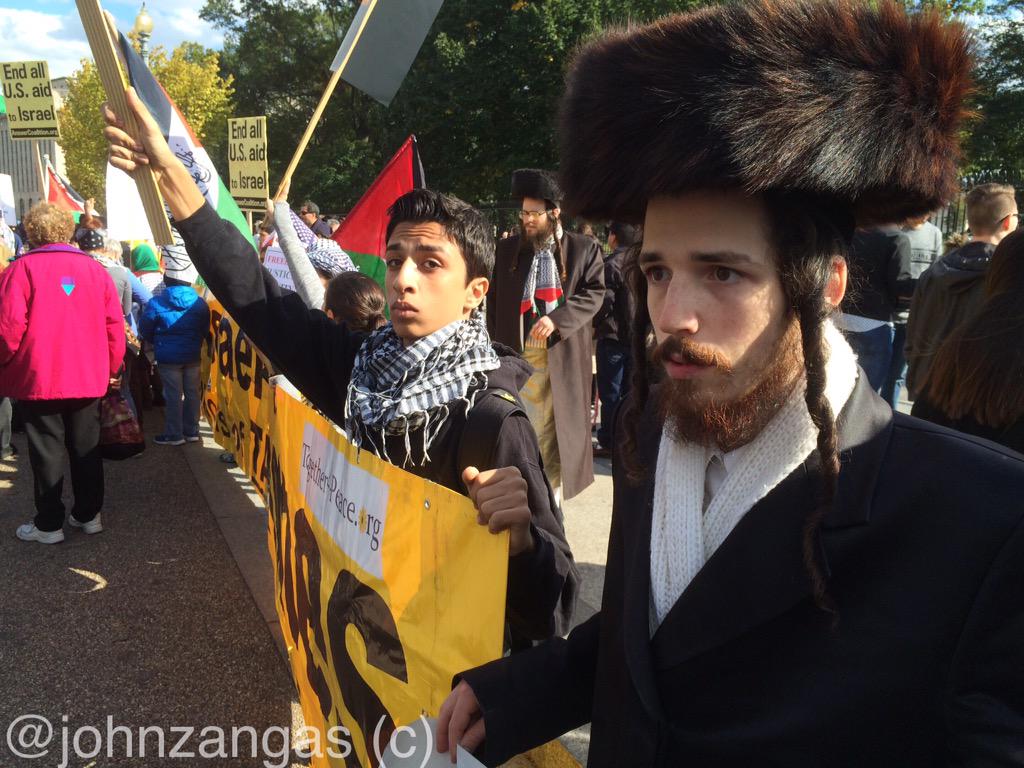 A young Palestinian and Rabbi rally at White House to end U.S. tax dollars for military aid to Israel. #Palestine 