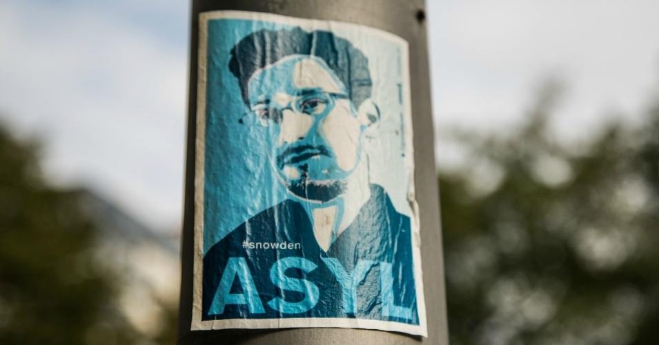 A sticker calling for asylum for Edward Snowden seen in Berlin. (Photo: Tony Webster/flickr/cc)