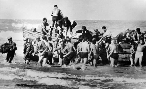 Illegal Jewish immigrants helped ashore when arriving unseen by the British Navy on the Palestinian shore, 1945-47