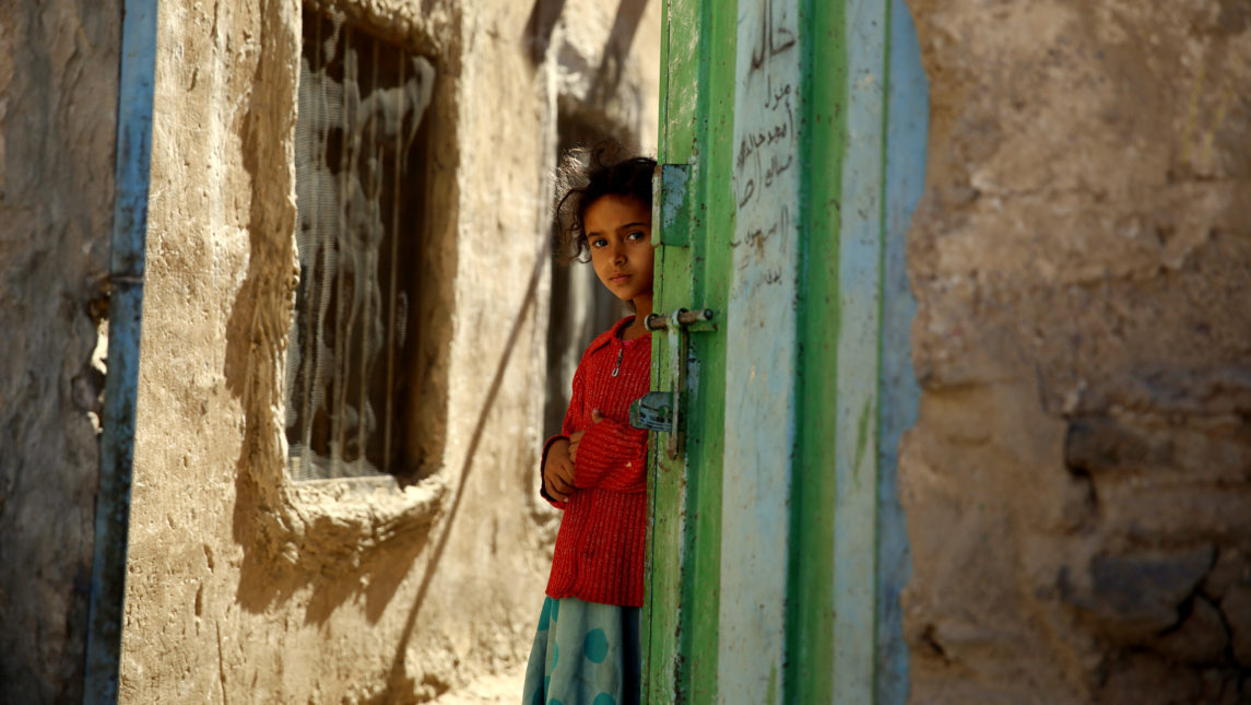 乐施会：饥饿的也门家庭将三个年幼的女儿卖给婚姻