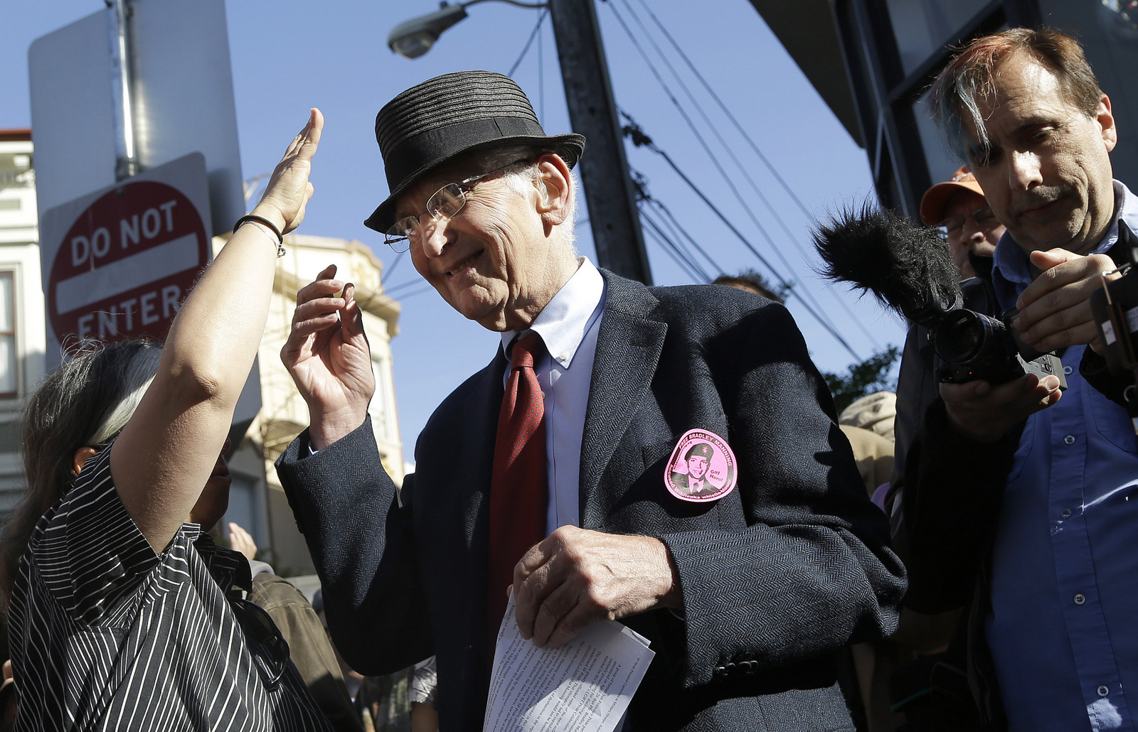 Daniel Ellsberg, center, is seen at a rally supporting Chelsea Manning in San Francisco, Tuesday, April 30, 2013. (AP Photo/Jeff Chiu)
