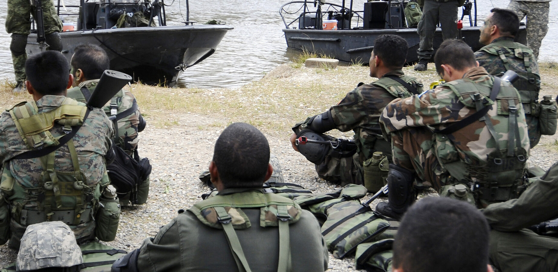 A guest instructor debriefs students from the Western Hemisphere Institute for Security Cooperation and Naval Small Craft Instruction and Technical Training School after a field training exercise. (U.S. Navy photo)