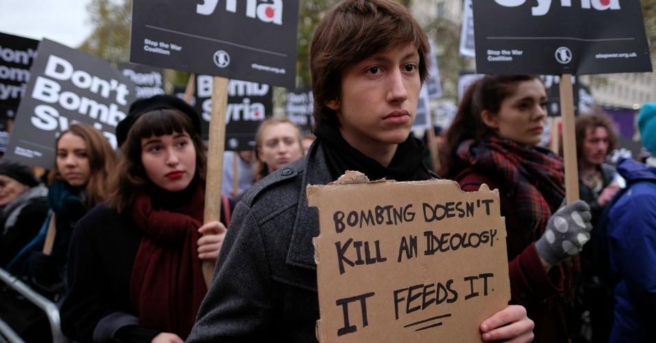 Thousands turned out in the streets of London over the weekend to voice their opposition to expanded war, holding signs that read, "Don't bomb Syria" and "Drop Cameron, not bombs." (Photo: Alisdare Hickson/flickr/cc)