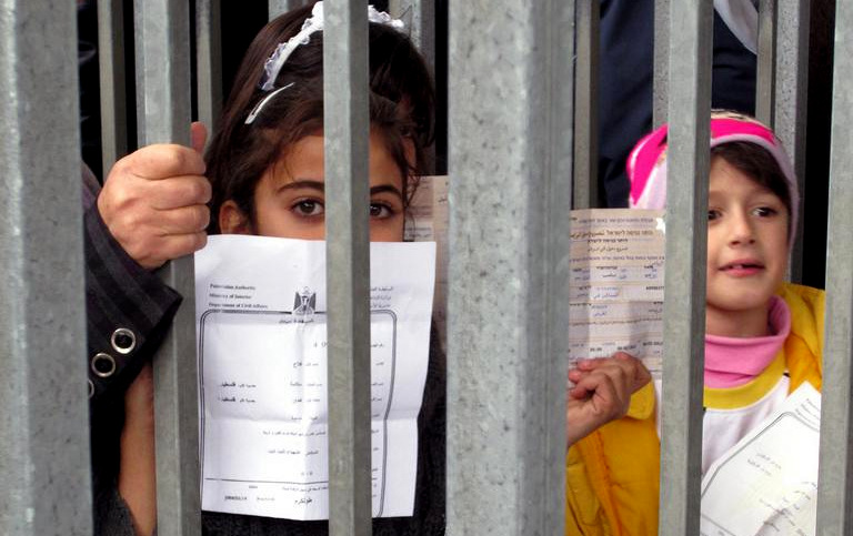 Children_at_Qalandia_checkpoint_8a2e2