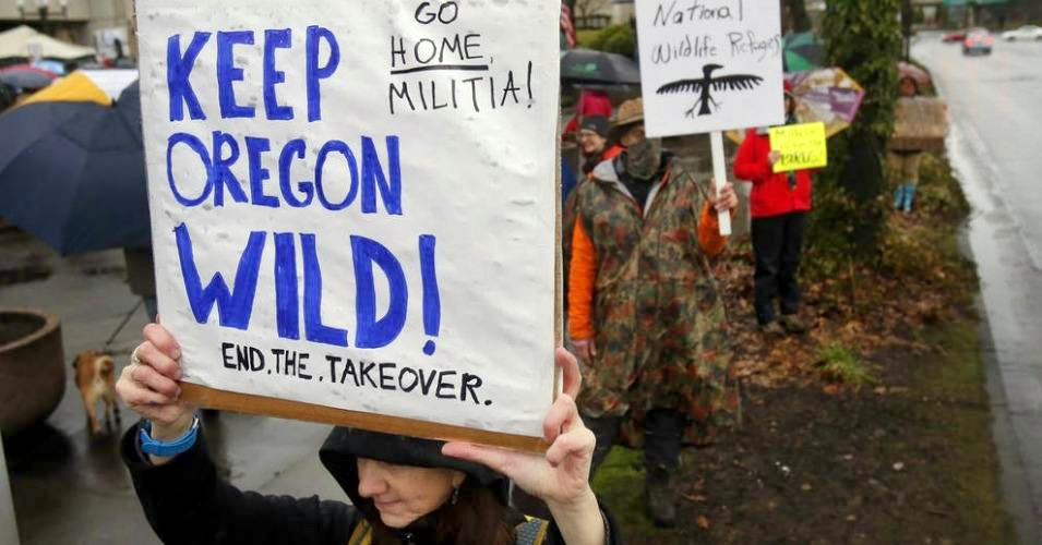Hundreds of people gathered in Eugene, Oregon on Tuesday to protest the ongoing militant occupation of the Malheur National Wildlife Refuge. (Photo: Andy Nelson/The Register-Guard)