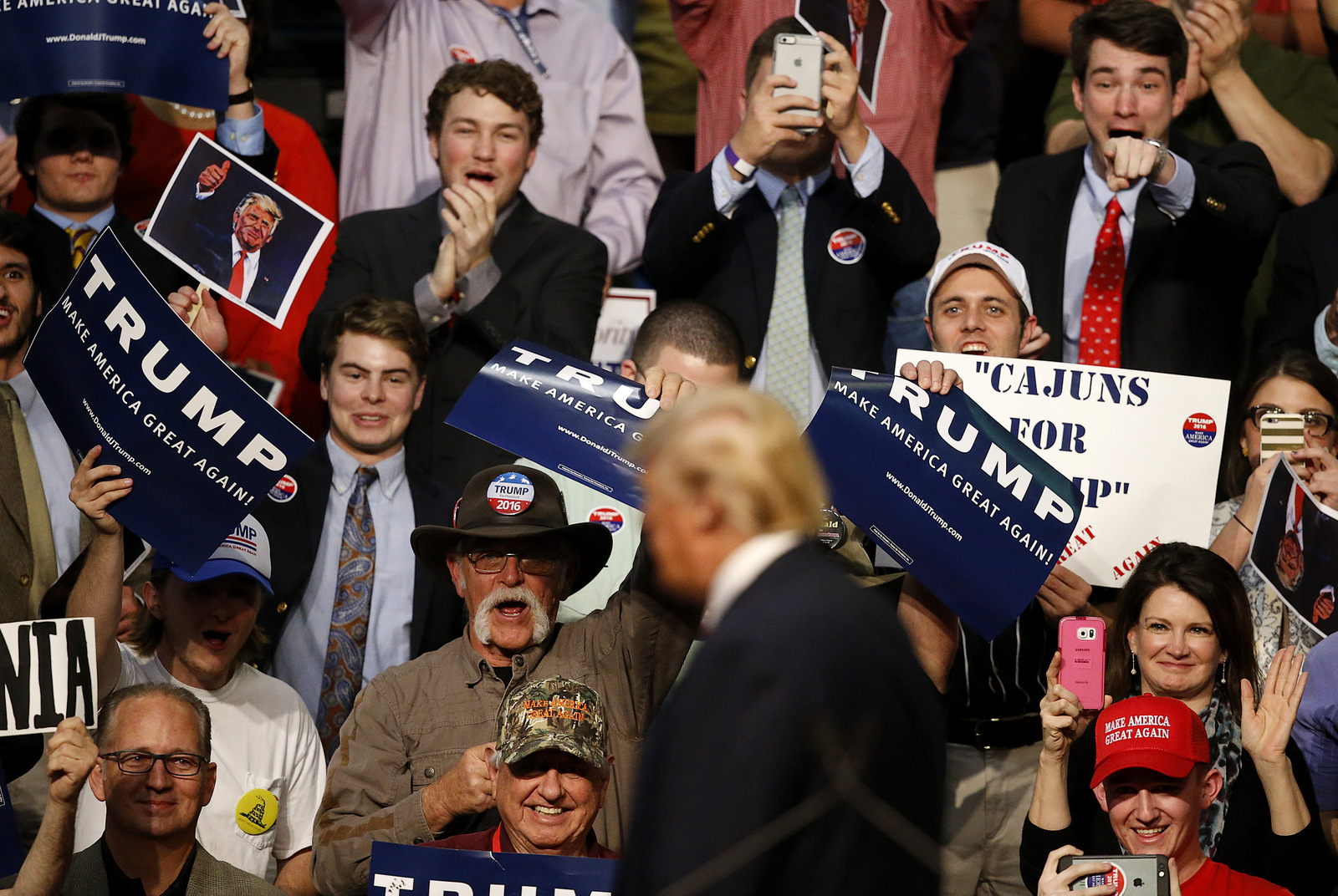 共和党总统候选人唐纳德·特朗普在2016年2月11日，星期四，在路易斯安那州巴吞鲁日举行的竞选集会上讲话时，人群为之欢呼。（美联社照片/ Gerald Herbert）
