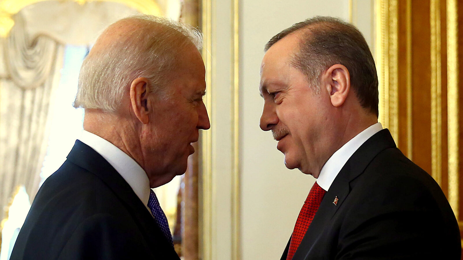 U.S. Vice President Joe Biden, left, talks with Turkish President Recep Tayyip Erdogan, right, prior to their meeting at Yildiz Mabeyn Palace in Istanbul, Saturday, Jan. 23, 2016. (Kayhan Ozer/Presidential Press Service, Pool via AP)