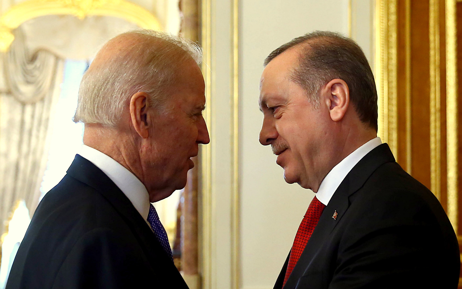 U.S. Vice President Joe Biden, left, talks with Turkish President Recep Tayyip Erdogan, right, prior to their meeting at Yildiz Mabeyn Palace in Istanbul, Saturday, Jan. 23, 2016. (Kayhan Ozer/Presidential Press Service, Pool via AP)