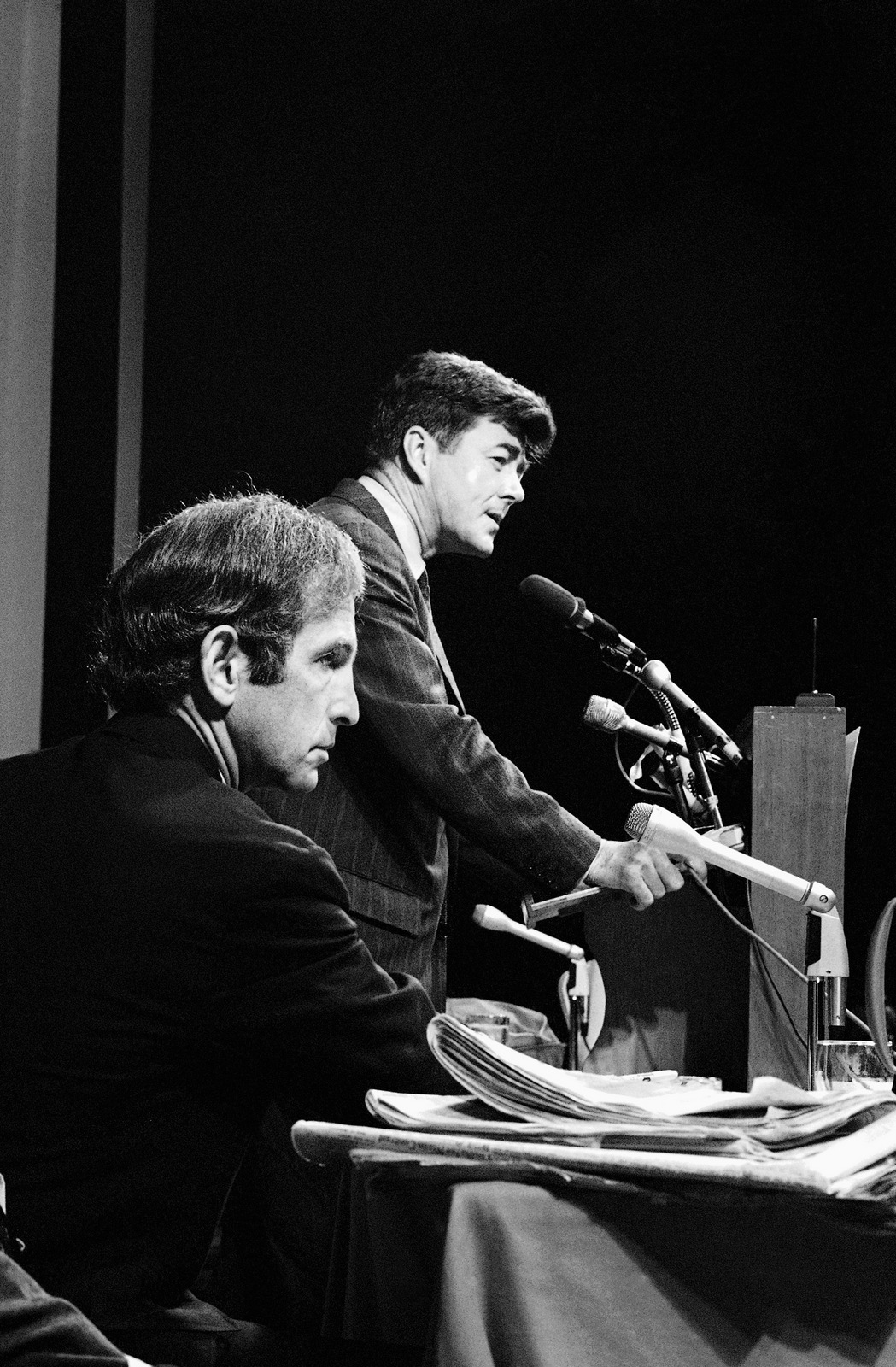 Daniel Ellsberg is introduced at a Miami Beach news conference in Florida on Tuesday, August 22, 1972 by Rep. Paul N. McCloskey of California during which Ellsberg released new information about Nixon.(AP Photo)