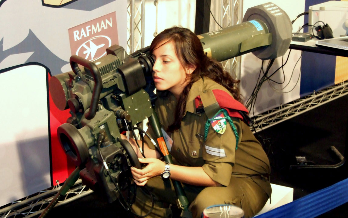 An Israeli soldier demonstrates the Israeli made anti-tank missile launcher, the Spike LR ATGM. Photo: Natan Flayer/cc