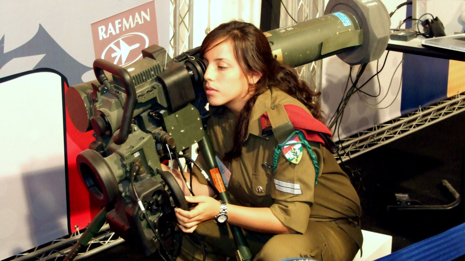 An Israeli soldier demonstrates the Israeli made anti-tank missile launcher, the Spike LR ATGM. Photo: Natan Flayer/cc