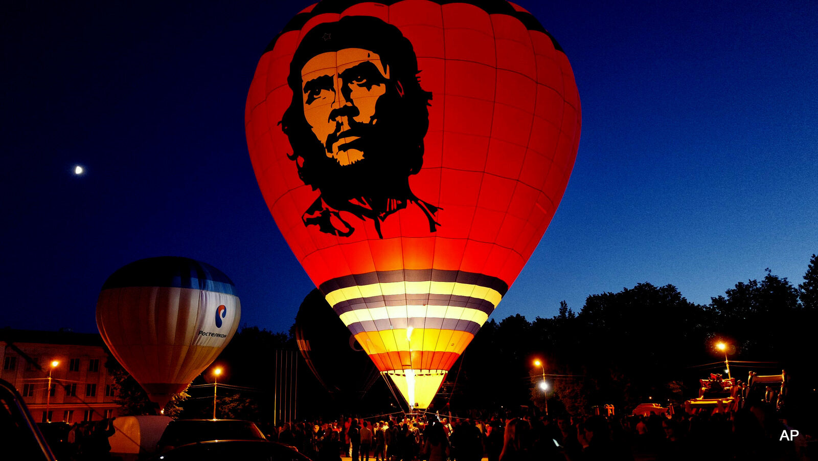 A hot air balloon with the the image of Argentine revolutionary Che Guevara