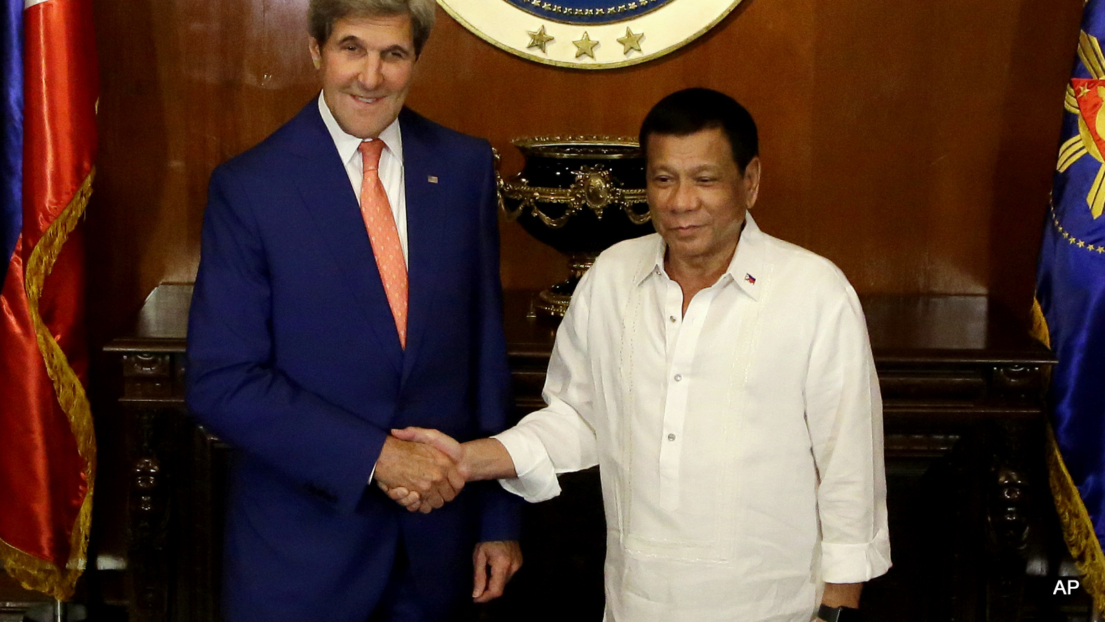 Philippine President Rodrigo Duterte, right, welcomes U.S. Secretary of State John Kerry during his visit at the Malacanang presidential palace in Manila, Philippines on Wednesday, July 27, 2016.