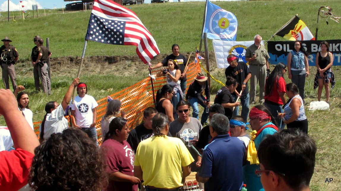 US Extends Ban On Dakota Pipeline Protests, But Support Grows