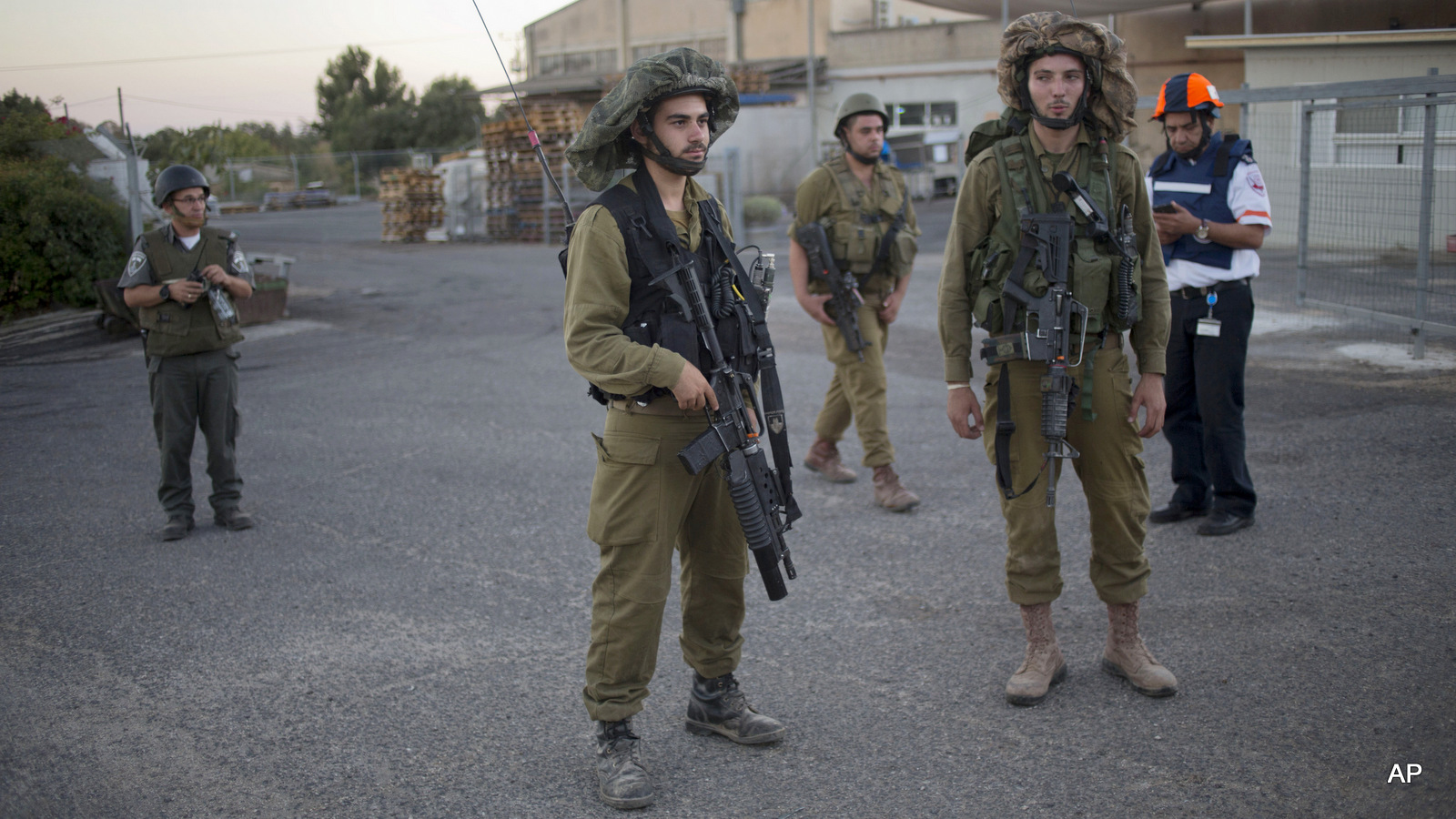 Les soldats israéliens sécurisent une zone où un mortier tiré lors d'affrontements entre les rebelles syriens et les forces du président Bashar Assad dans la province de Quneitra a touché une communauté du plateau du Golan sous contrôle israélien. Pour la première fois dans la guerre civile syrienne, des militants liés à Al-Qaïda sont positionnés aux portes d'Israël, le 27 août 2014.