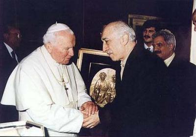 Gülen and the late Pope John Paul II in Rome in 1998, posing as a man of peace and ecumenical harmony.