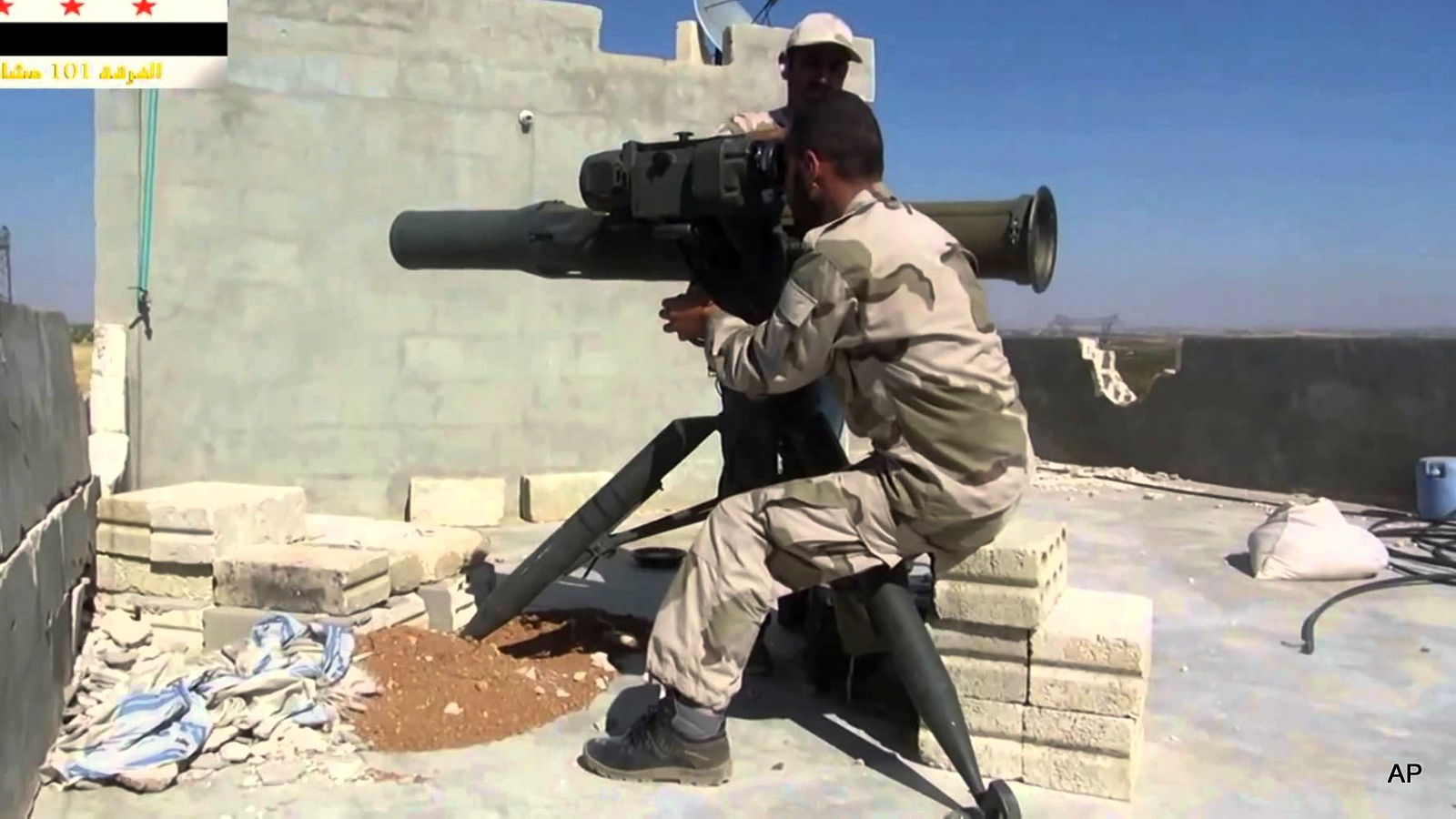 Un rebelde sirio bien equipado que usa un BGM-71 TOW de fabricación estadounidense en el ejército árabe sirio. (Captura de pantalla de YouTube de fotos)