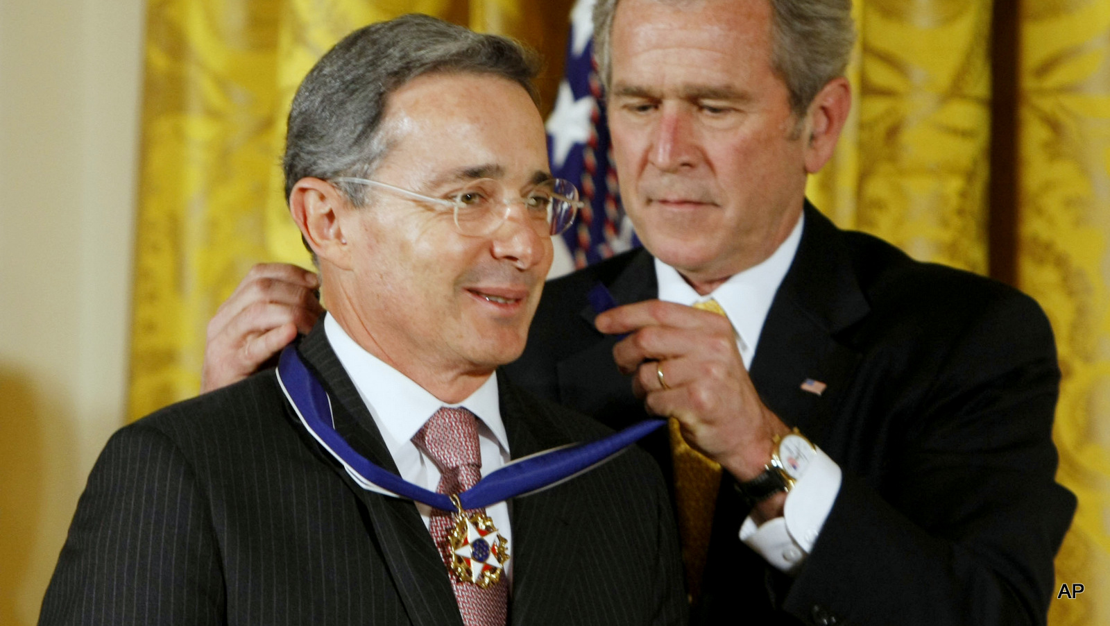 乔治·W·布什总统于2009年1月13日星期二在华盛顿白宫东厅举行的颁奖典礼上向哥伦比亚总统阿尔瓦罗·乌里韦颁发了总统自由勋章。