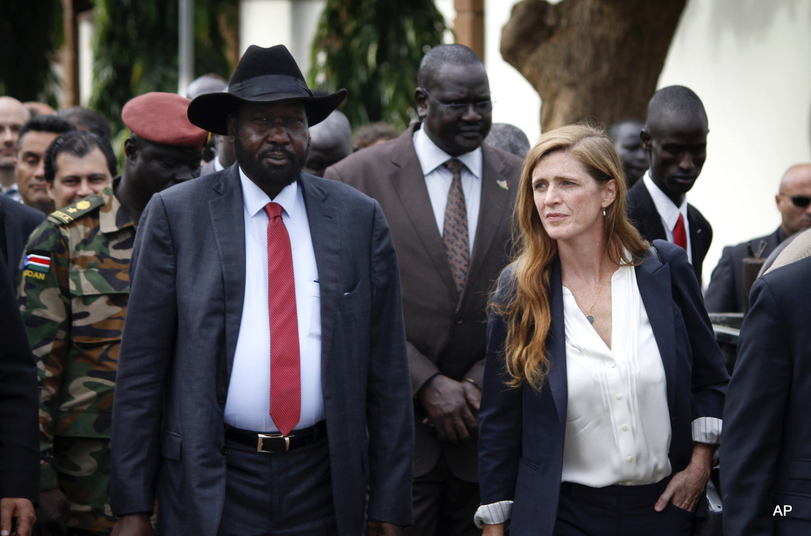 La presidenta de Sudán del Sur, Salva Kiir, a la izquierda, camina con la Embajadora de los Estados Unidos ante Samantha Power de las Naciones Unidas, a la derecha, y otros miembros visitantes del Consejo de Seguridad de la ONU en la capital, Juba, Sudán del Sur, el domingo 4 de septiembre de 2016. Sudán del Sur aceptó al despliegue de una fuerza de protección regional de 4.000 efectivos aprobada por el Consejo de Seguridad de la ONU después de rechazar por primera vez a las fuerzas de paz como una violación de su soberanía.