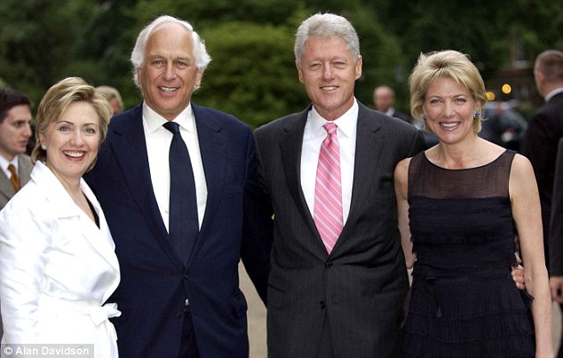 希拉里·克林顿（Hilary Clinton）的生活史书党在伦敦肯辛顿宫主持了林恩·佛瑞斯特（Lynn Forester）和伊芙琳·德·罗斯柴尔德（Evelyn De Rothschild）与比尔和希拉里·克林顿（Bill and Hilary Clinton）的合影。 照片| 艾伦·戴维森（Alan Davidson）