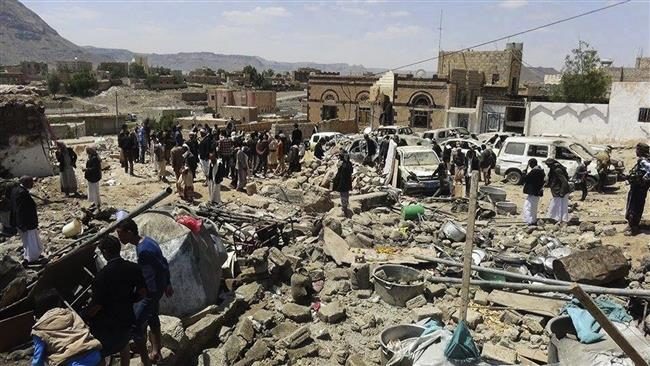 People gather at the site of Saudi airstrikes in a region in Yemen’s Dhamar province, October 8, 2015. ©AP