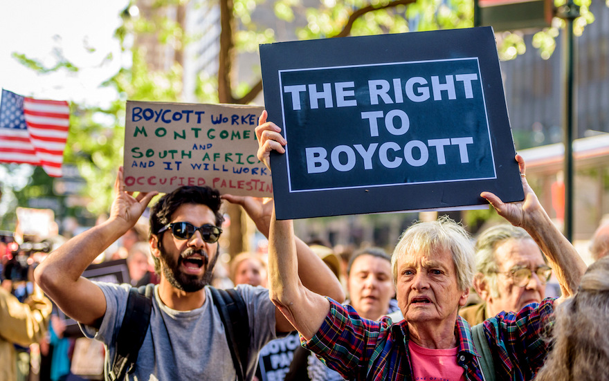 Protesters demonstrate against a state-sanctioned backlash against the movement for Palestinian human rights after Gov. Cuomo signed a McCarthyite executive order requiring state agencies to divest from organizations that support the Palestinian call to boycott companies profiting from, or cultural or academic institutions complicit in, Israel's oppression of the Palestinian people. (Photo: Erik McGregor/Pacific Press/ Sipa via AP)