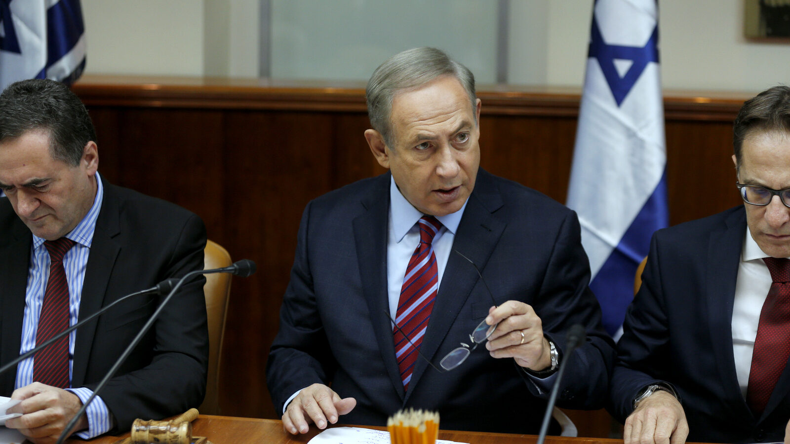 Israeli Prime Minister Benjamin Netanyahu, center, attends the weekly cabinet meeting in Jerusalem, Sunday, Dec. 18, 2016. (Amir Cohen, pool via AP)