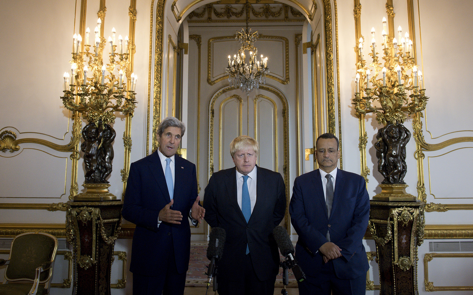 Making a joint statement on Yemen, with left - right, US Secretary of State John Kerry, British Foreign Secretary Boris Johnson and UN Special Envoy for Yemen Ismail Ould Cheikh Ahmed, at Lancaster House in London Sunday Oct. 16, 2016. (Justin Tallis/AP)
