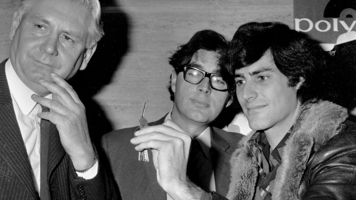 Israeli magician Uri Geller, right, holds a bent key belonging to a British journalist, during a demonstration of his powers of telepathy and psychokinesis. Geller worked with the CIA for years in an attempt to exploit his 'powers' for CIA purposes. Oct. 30, 1974. (AP Photo/Dave Caulkin)
