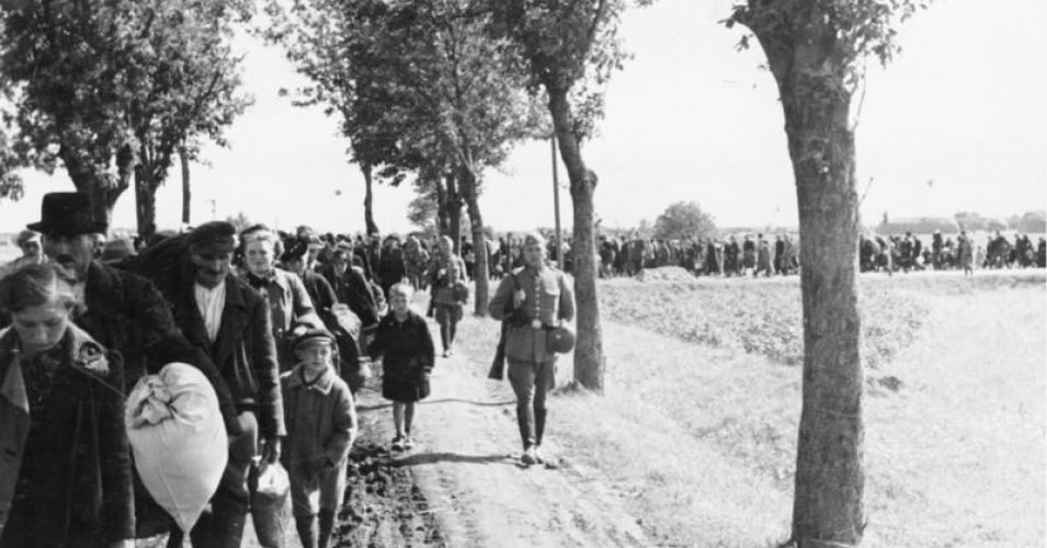 Expulsion from Reichsgau Wartheland. Poles are led to trains under German army escort, as part of the ethnic cleansing of western Poland annexed to the German Reich following the invasion. (Photo: Wikipedia / Wilhelm Holtfreter / CC-BY-SA 3.0)